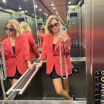 Núria Madruga Instagram - Sozinha no elevador dá nisto. 😎 Já ninguém faz estas fotos, certo? 😅 #dontcare