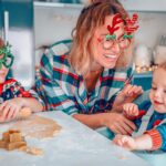 Núria Madruga Instagram - As primeiras bolachas de Natal do Vicente. 🍪🎄 Há um ano tinha acabado de nascer. Agora já nos ajuda na preparação das bolachas, sentado na sua cadeira Crescendo Up da Chicco, muito feliz e curioso. Pelo sorriso no final, acho que correu muito bem e está pronto para provar as próximas. 😉 @chicco_portugal #LiveItLoveIt