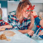 Núria Madruga Instagram - As primeiras bolachas de Natal do Vicente. 🍪🎄 Há um ano tinha acabado de nascer. Agora já nos ajuda na preparação das bolachas, sentado na sua cadeira Crescendo Up da Chicco, muito feliz e curioso. Pelo sorriso no final, acho que correu muito bem e está pronto para provar as próximas. 😉 @chicco_portugal #LiveItLoveIt