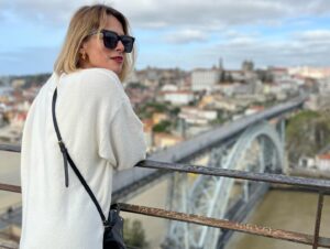 Núria Madruga Instagram - Sempre tão bom voltar a esta cidade incrível. 🤍 Porto 🤍

#familiade6 #viagememfamilia #cidadeporto #francesinhas