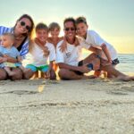 Núria Madruga Instagram - Já temos uma certa dificuldade em tirar foto a todos em modo automático. 🙈😅 #janaocabemostodos Algumas soltas das férias que deixam sempre saudades. 🤍 #photodump #family #fériasdeverão #familiadeseis #momofboys