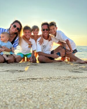 Núria Madruga Instagram - Já temos uma certa dificuldade em tirar foto a todos em modo automático. 🙈😅 #janaocabemostodos 
Algumas soltas das férias que deixam sempre saudades. 🤍 
 #photodump #family #fériasdeverão
#familiadeseis #momofboys
