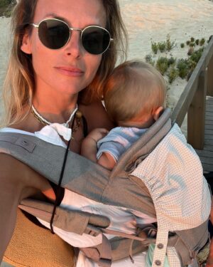 Núria Madruga Instagram - Já temos uma certa dificuldade em tirar foto a todos em modo automático. 🙈😅 #janaocabemostodos 
Algumas soltas das férias que deixam sempre saudades. 🤍 
 #photodump #family #fériasdeverão
#familiadeseis #momofboys