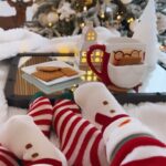 Núria Madruga Instagram – E assim, de repente, falta um mês para o Natal. Que as próximas semanas sejam de muita magia e acima de tudo, saúde. 🙏🤍
Já temos a casa decorada, agora só preciso de me afastar das lojas porque acho sempre que me falta mais qualquer coisa para a decoração. 😅

#christmas #christmasdecor #baby