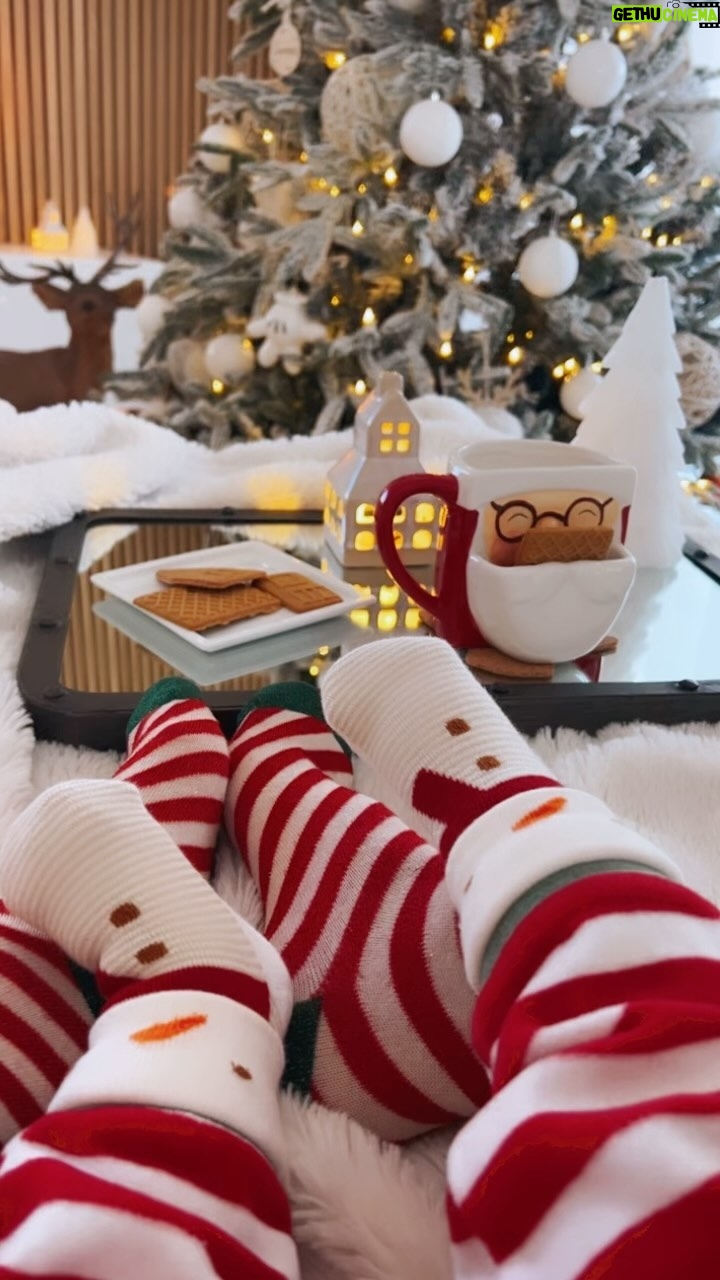 Núria Madruga Instagram - E assim, de repente, falta um mês para o Natal. Que as próximas semanas sejam de muita magia e acima de tudo, saúde. 🙏🤍 Já temos a casa decorada, agora só preciso de me afastar das lojas porque acho sempre que me falta mais qualquer coisa para a decoração. 😅 #christmas #christmasdecor #baby