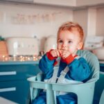 Núria Madruga Instagram - As primeiras bolachas de Natal do Vicente. 🍪🎄 Há um ano tinha acabado de nascer. Agora já nos ajuda na preparação das bolachas, sentado na sua cadeira Crescendo Up da Chicco, muito feliz e curioso. Pelo sorriso no final, acho que correu muito bem e está pronto para provar as próximas. 😉 @chicco_portugal #LiveItLoveIt