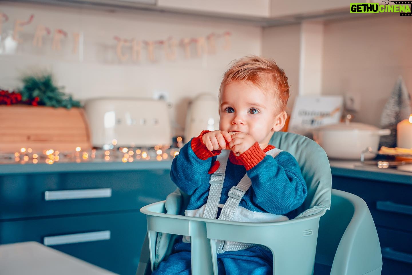 Núria Madruga Instagram - As primeiras bolachas de Natal do Vicente. 🍪🎄 Há um ano tinha acabado de nascer. Agora já nos ajuda na preparação das bolachas, sentado na sua cadeira Crescendo Up da Chicco, muito feliz e curioso. Pelo sorriso no final, acho que correu muito bem e está pronto para provar as próximas. 😉 @chicco_portugal #LiveItLoveIt