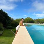 Núria Madruga Instagram - Já temos uma certa dificuldade em tirar foto a todos em modo automático. 🙈😅 #janaocabemostodos Algumas soltas das férias que deixam sempre saudades. 🤍 #photodump #family #fériasdeverão #familiadeseis #momofboys