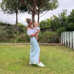 Núria Madruga Instagram - Já temos uma certa dificuldade em tirar foto a todos em modo automático. 🙈😅 #janaocabemostodos Algumas soltas das férias que deixam sempre saudades. 🤍 #photodump #family #fériasdeverão #familiadeseis #momofboys