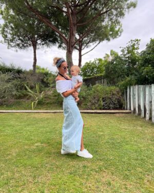 Núria Madruga Instagram - Já temos uma certa dificuldade em tirar foto a todos em modo automático. 🙈😅 #janaocabemostodos 
Algumas soltas das férias que deixam sempre saudades. 🤍 
 #photodump #family #fériasdeverão
#familiadeseis #momofboys