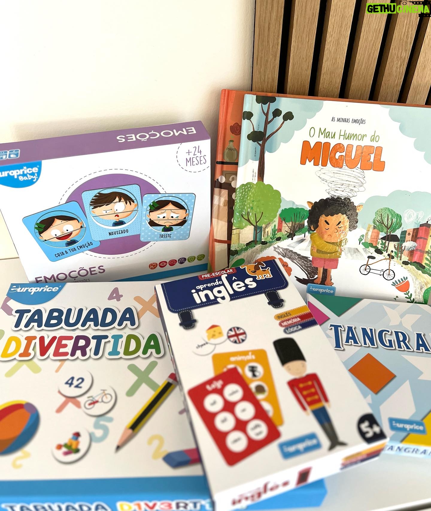 Núria Madruga Instagram - Sempre fui da opinião que a educação deve ser divertida e envolvente. Sempre tentei passar isso aos miúdos, porque nunca quis que o início das aulas e da escola fosse um mau momento para eles. A aprendizagem começa em casa e é fundamental que eles percebam que essa aprendizagem é importante na escola e em todos os momentos da nossa vida. Estes jogos da @europrice_pt são mesmo uma grande ajuda para quem está nesta fase de adaptação e aprendizagem. Até para os pais 😅 Estes são alguns jogos e livros que selecionei, dentro dos vários que tenho aqui por casa, para vos dizer que ajudam muito, nem que seja para jogarem uns com os outros e me deixarem com mais tempo para mim 🤭 pub
