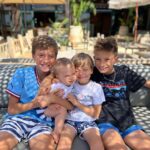 Núria Madruga Instagram – Sabem aquela menina que não queria casar e dizia que se tivesse filhos era só um? É hoje mãe de quatro miúdos maravilhosos e muito feliz. 🤍

Obrigada meus Amores, a Vida deu-me o melhor do Mundo, ser vossa Mãe. Acho que já sabem, mas Amo-vos tanto, tanto, tanto… nunca se esqueçam disso. ♥️

Meu amor @vaskini, não mudava nem uma vírgula da nossa história de Amor, todos os momentos que já passámos juntos e que fazem parte das nossas memórias. 

Obrigada à minha mãe, que sempre foi a minha heroína. 🤍

Feliz Dia a todas as Mães! Hoje e todos os dias.