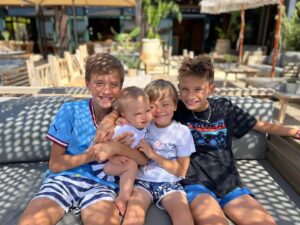 Núria Madruga Instagram - Sabem aquela menina que não queria casar e dizia que se tivesse filhos era só um? É hoje mãe de quatro miúdos maravilhosos e muito feliz. 🤍

Obrigada meus Amores, a Vida deu-me o melhor do Mundo, ser vossa Mãe. Acho que já sabem, mas Amo-vos tanto, tanto, tanto… nunca se esqueçam disso. ♥️

Meu amor @vaskini, não mudava nem uma vírgula da nossa história de Amor, todos os momentos que já passámos juntos e que fazem parte das nossas memórias. 

Obrigada à minha mãe, que sempre foi a minha heroína. 🤍

Feliz Dia a todas as Mães! Hoje e todos os dias.