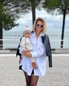 Núria Madruga Instagram - Que seja um bom fim de semana. 🤍 Já compraram as castanhas? 🌰