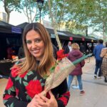 Núria Marín Instagram - Mi primer Sant Jordi como autora: 1- Mi look con rosas, porque es lo que tocaba. Me había comprado también una falda, pero hoy hacía frío y es Sant Jordi y no el día de Elsa de Frozen. 🤣 2- Firmando libros y conociendo a los lectores. 3- Con @salvarezart mi editor y quien creyó en “Soy Afrodita” 4- @rebeca_music me ha dado una sorpresa 🦋 5- En una de las firmas he estado al lado de @marianrojasestape y doy fe que ella es una persona vitamina. 6- Feliç Sant Jordi! 🌹📖🐉 Gracias por todo @temasdehoy @planetadelibros EQUIPAZO