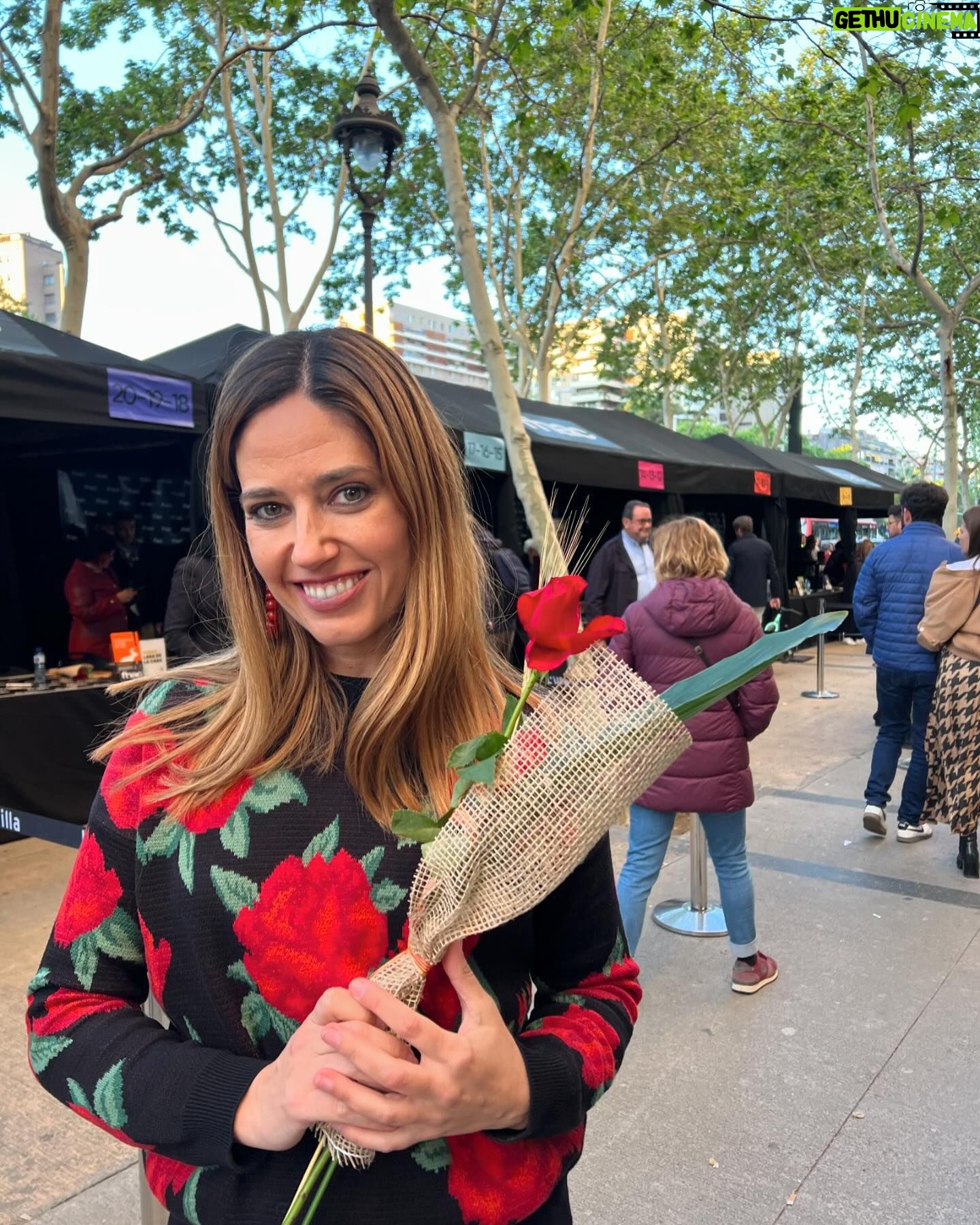 Núria Marín - 8.7K Likes - Mi primer Sant Jordi como autora:
1- Mi look con rosas, porque es lo que tocaba. Me había comprado también una falda, pero hoy hacía frío y es Sant Jordi y no el día de Elsa de Frozen. 🤣
2- Firmando libros y conociendo a los lectores.
3- Con @salvarezart mi editor y quien creyó en “Soy Afrodita”
4- @rebeca_music me ha dado una sorpresa 🦋
5- En una de las firmas he estado al lado de @marianrojasestape y doy fe que ella es una persona vitamina.
6- Feliç Sant Jordi! 🌹📖🐉
Gracias por todo @temasdehoy @planetadelibros EQUIPAZO