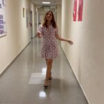 Núria Marín Instagram - Lo mejor es mi actitud al caminar como se puede ver en el vídeo del final… 🤣 Vestido @minuetoofficial Sandalias @menbur Pendientes @banoffee_bcn