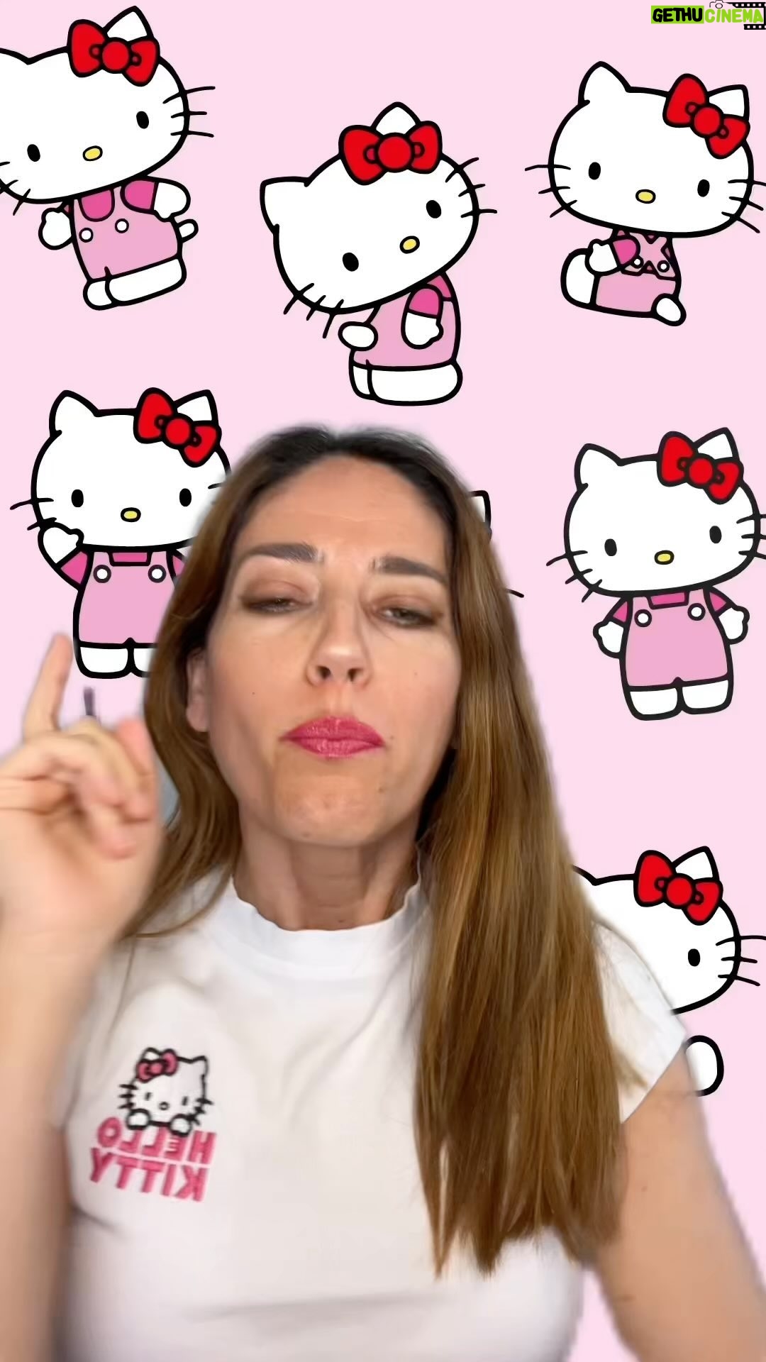 Núria Marín - 6.7K Likes - Sabéis lo super fan que soy de Hello Kitty, entenderéis que necesitaba hacer este vídeo. Espero que os guste! #HelloKittySalseo