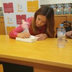Núria Marín Instagram - 24 horas en Sevilla en 7 puntos: 1- Con @nandoescribano reviviendo el espíritu mariposa que es único, irrepetible e inimitable. 2- Postureo ante la Giralda. 3- Mirando un árbol. 4- Torre del Oro. 5- 🪭🪭🪭 6- Firmando “Soy Afrodita” en La Casa del Libro 7- Encuentro inesperado 🤣 @temasdehoy @planetadelibros
