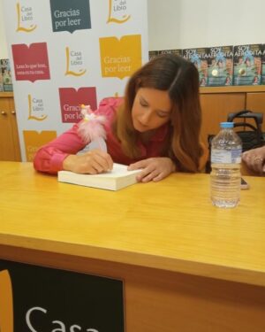 Núria Marín Instagram - 24 horas en Sevilla en 7 puntos:
1- Con @nandoescribano reviviendo el espíritu mariposa que es único, irrepetible e inimitable.
2- Postureo ante la Giralda.
3- Mirando un árbol.
4- Torre del Oro.
5- 🪭🪭🪭
6- Firmando “Soy Afrodita” en La Casa del Libro
7- Encuentro inesperado 🤣
@temasdehoy @planetadelibros