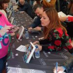 Núria Marín Instagram - Mi primer Sant Jordi como autora: 1- Mi look con rosas, porque es lo que tocaba. Me había comprado también una falda, pero hoy hacía frío y es Sant Jordi y no el día de Elsa de Frozen. 🤣 2- Firmando libros y conociendo a los lectores. 3- Con @salvarezart mi editor y quien creyó en “Soy Afrodita” 4- @rebeca_music me ha dado una sorpresa 🦋 5- En una de las firmas he estado al lado de @marianrojasestape y doy fe que ella es una persona vitamina. 6- Feliç Sant Jordi! 🌹📖🐉 Gracias por todo @temasdehoy @planetadelibros EQUIPAZO