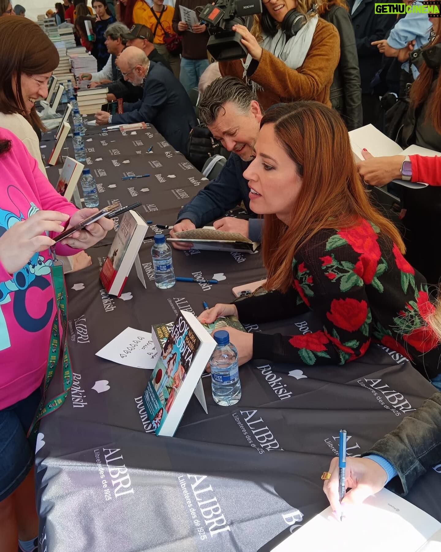 Núria Marín - 8.7K Likes - Mi primer Sant Jordi como autora:
1- Mi look con rosas, porque es lo que tocaba. Me había comprado también una falda, pero hoy hacía frío y es Sant Jordi y no el día de Elsa de Frozen. 🤣
2- Firmando libros y conociendo a los lectores.
3- Con @salvarezart mi editor y quien creyó en “Soy Afrodita”
4- @rebeca_music me ha dado una sorpresa 🦋
5- En una de las firmas he estado al lado de @marianrojasestape y doy fe que ella es una persona vitamina.
6- Feliç Sant Jordi! 🌹📖🐉
Gracias por todo @temasdehoy @planetadelibros EQUIPAZO