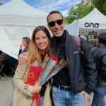 Núria Marín Instagram - Mi primer Sant Jordi como autora: 1- Mi look con rosas, porque es lo que tocaba. Me había comprado también una falda, pero hoy hacía frío y es Sant Jordi y no el día de Elsa de Frozen. 🤣 2- Firmando libros y conociendo a los lectores. 3- Con @salvarezart mi editor y quien creyó en “Soy Afrodita” 4- @rebeca_music me ha dado una sorpresa 🦋 5- En una de las firmas he estado al lado de @marianrojasestape y doy fe que ella es una persona vitamina. 6- Feliç Sant Jordi! 🌹📖🐉 Gracias por todo @temasdehoy @planetadelibros EQUIPAZO
