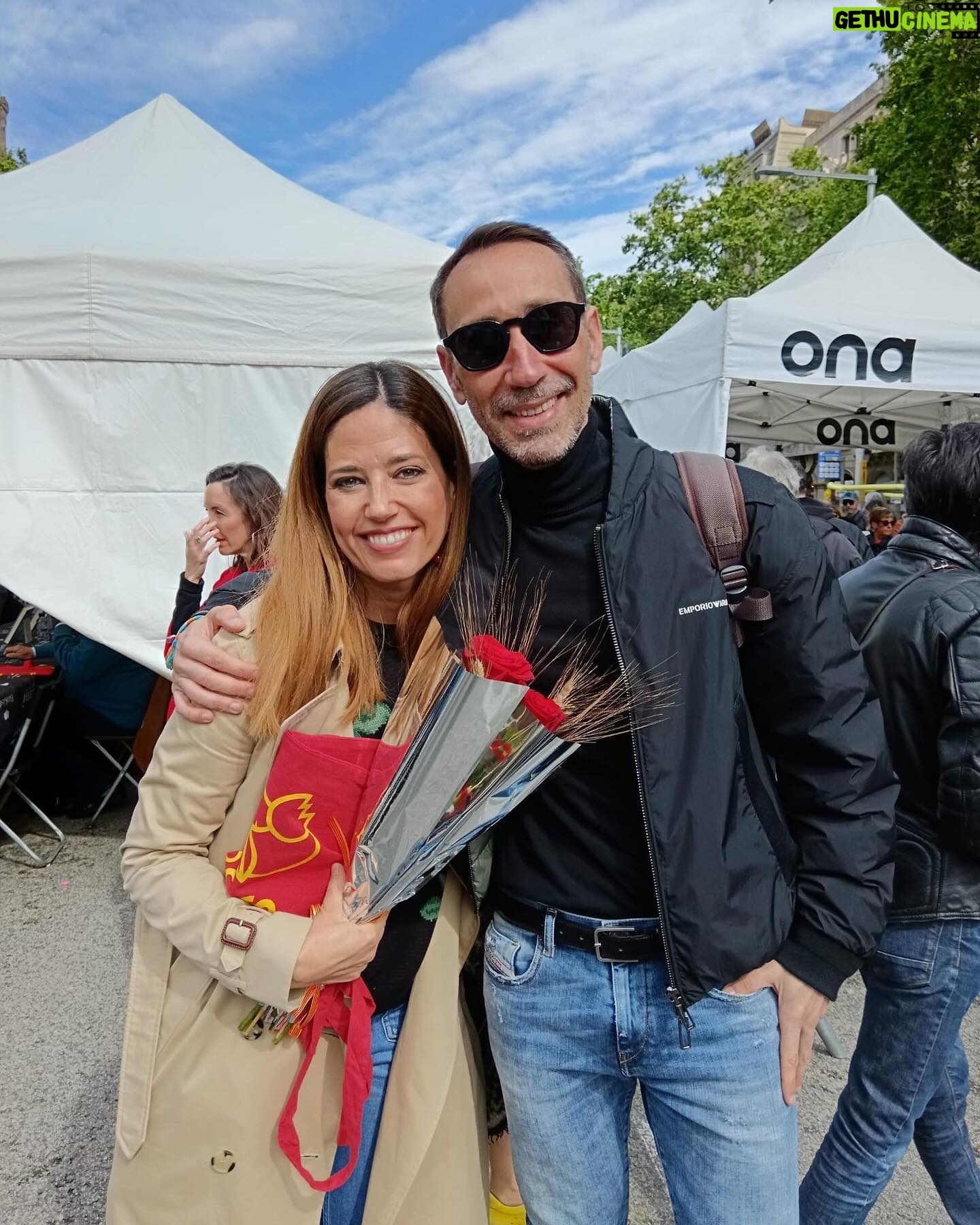 Núria Marín - 8.7K Likes - Mi primer Sant Jordi como autora:
1- Mi look con rosas, porque es lo que tocaba. Me había comprado también una falda, pero hoy hacía frío y es Sant Jordi y no el día de Elsa de Frozen. 🤣
2- Firmando libros y conociendo a los lectores.
3- Con @salvarezart mi editor y quien creyó en “Soy Afrodita”
4- @rebeca_music me ha dado una sorpresa 🦋
5- En una de las firmas he estado al lado de @marianrojasestape y doy fe que ella es una persona vitamina.
6- Feliç Sant Jordi! 🌹📖🐉
Gracias por todo @temasdehoy @planetadelibros EQUIPAZO