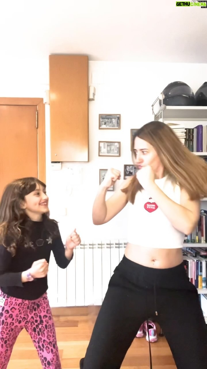 Núria Marín Instagram - Al final hemos decidido qué hacer con el top de Hello Kitty batiéndonos en duelo y… la cosa ha acabado conmigo por los suelos. 🤣