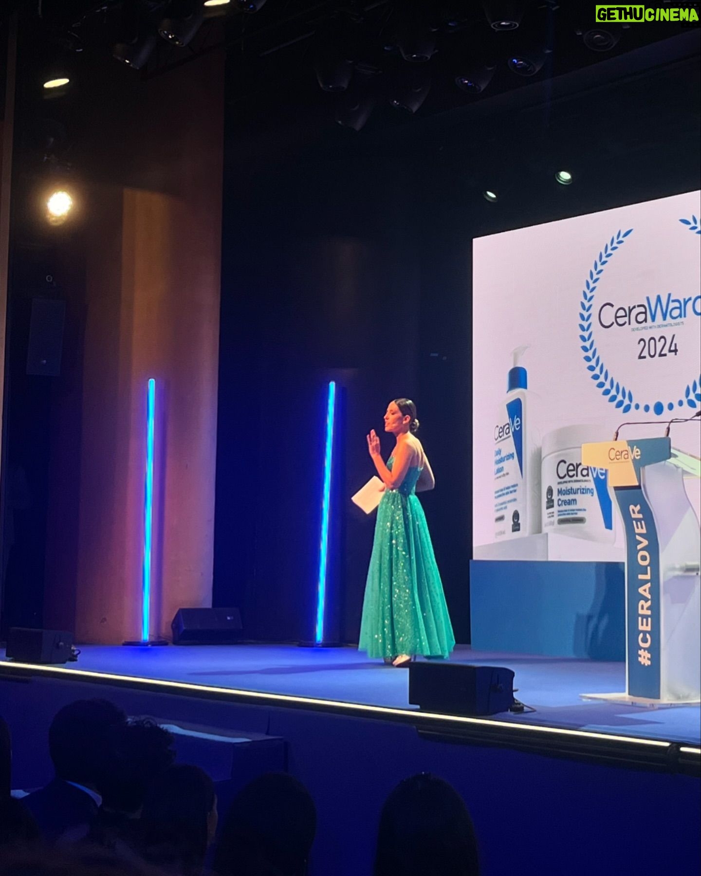 Núria Marín - 6K Likes - Anoche fue un sueño ser la maestra de ceremonias junto a @lucloren de los #Cerawards. Qué lujazo de equipo, de compañero de escenario, de look… Os dejo unos pedacitos de lo que viví. 🥰
@cerave_es
Lookazo de @yolancris
