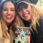 Núria Marín Instagram - Mi primer Sant Jordi como autora: 1- Mi look con rosas, porque es lo que tocaba. Me había comprado también una falda, pero hoy hacía frío y es Sant Jordi y no el día de Elsa de Frozen. 🤣 2- Firmando libros y conociendo a los lectores. 3- Con @salvarezart mi editor y quien creyó en “Soy Afrodita” 4- @rebeca_music me ha dado una sorpresa 🦋 5- En una de las firmas he estado al lado de @marianrojasestape y doy fe que ella es una persona vitamina. 6- Feliç Sant Jordi! 🌹📖🐉 Gracias por todo @temasdehoy @planetadelibros EQUIPAZO