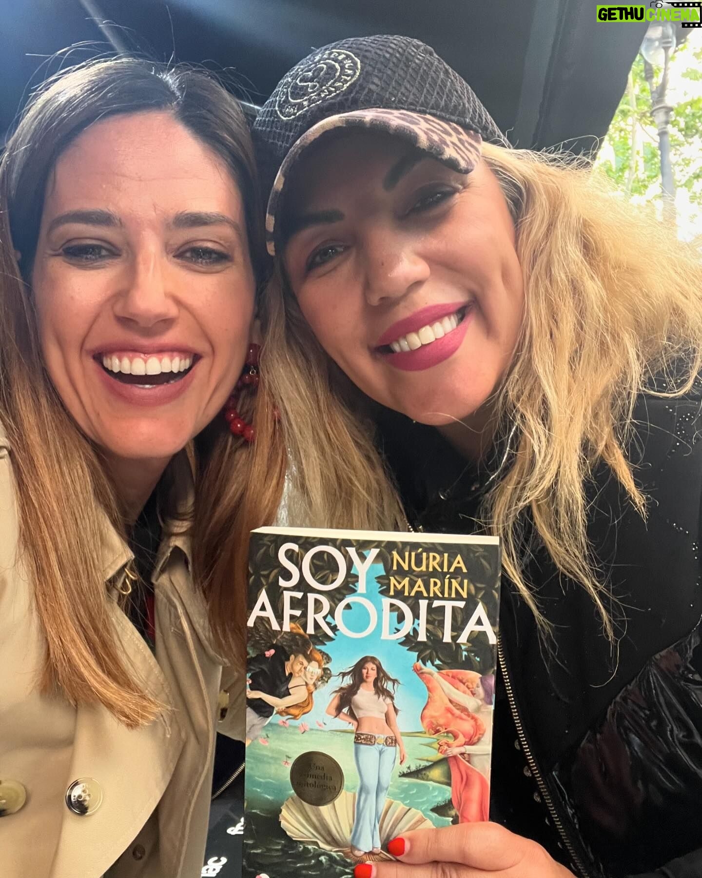 Núria Marín - 8.7K Likes - Mi primer Sant Jordi como autora:
1- Mi look con rosas, porque es lo que tocaba. Me había comprado también una falda, pero hoy hacía frío y es Sant Jordi y no el día de Elsa de Frozen. 🤣
2- Firmando libros y conociendo a los lectores.
3- Con @salvarezart mi editor y quien creyó en “Soy Afrodita”
4- @rebeca_music me ha dado una sorpresa 🦋
5- En una de las firmas he estado al lado de @marianrojasestape y doy fe que ella es una persona vitamina.
6- Feliç Sant Jordi! 🌹📖🐉
Gracias por todo @temasdehoy @planetadelibros EQUIPAZO