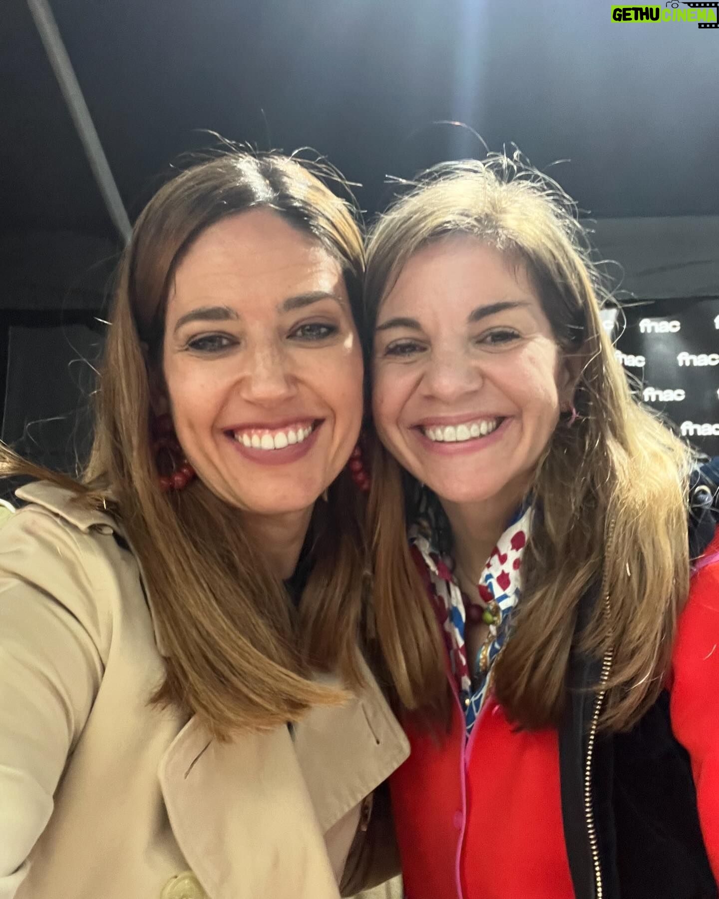 Núria Marín - 8.7K Likes - Mi primer Sant Jordi como autora:
1- Mi look con rosas, porque es lo que tocaba. Me había comprado también una falda, pero hoy hacía frío y es Sant Jordi y no el día de Elsa de Frozen. 🤣
2- Firmando libros y conociendo a los lectores.
3- Con @salvarezart mi editor y quien creyó en “Soy Afrodita”
4- @rebeca_music me ha dado una sorpresa 🦋
5- En una de las firmas he estado al lado de @marianrojasestape y doy fe que ella es una persona vitamina.
6- Feliç Sant Jordi! 🌹📖🐉
Gracias por todo @temasdehoy @planetadelibros EQUIPAZO