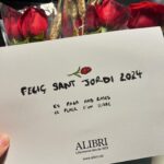 Núria Marín Instagram - Mi primer Sant Jordi como autora: 1- Mi look con rosas, porque es lo que tocaba. Me había comprado también una falda, pero hoy hacía frío y es Sant Jordi y no el día de Elsa de Frozen. 🤣 2- Firmando libros y conociendo a los lectores. 3- Con @salvarezart mi editor y quien creyó en “Soy Afrodita” 4- @rebeca_music me ha dado una sorpresa 🦋 5- En una de las firmas he estado al lado de @marianrojasestape y doy fe que ella es una persona vitamina. 6- Feliç Sant Jordi! 🌹📖🐉 Gracias por todo @temasdehoy @planetadelibros EQUIPAZO