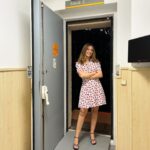 Núria Marín Instagram - Lo mejor es mi actitud al caminar como se puede ver en el vídeo del final… 🤣 Vestido @minuetoofficial Sandalias @menbur Pendientes @banoffee_bcn