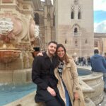 Núria Marín Instagram - 24 horas en Sevilla en 7 puntos: 1- Con @nandoescribano reviviendo el espíritu mariposa que es único, irrepetible e inimitable. 2- Postureo ante la Giralda. 3- Mirando un árbol. 4- Torre del Oro. 5- 🪭🪭🪭 6- Firmando “Soy Afrodita” en La Casa del Libro 7- Encuentro inesperado 🤣 @temasdehoy @planetadelibros