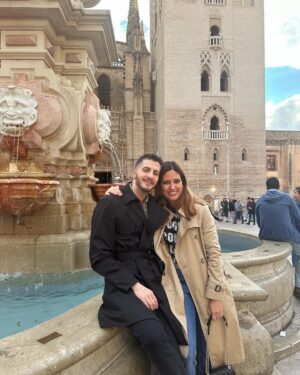 Núria Marín Instagram - 24 horas en Sevilla en 7 puntos:
1- Con @nandoescribano reviviendo el espíritu mariposa que es único, irrepetible e inimitable.
2- Postureo ante la Giralda.
3- Mirando un árbol.
4- Torre del Oro.
5- 🪭🪭🪭
6- Firmando “Soy Afrodita” en La Casa del Libro
7- Encuentro inesperado 🤣
@temasdehoy @planetadelibros