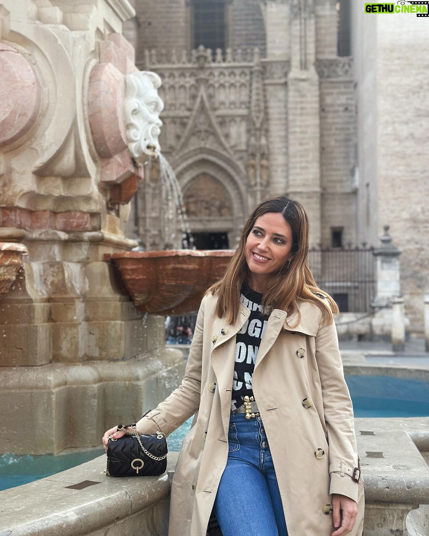 Núria Marín - 8.9K Likes - 24 horas en Sevilla en 7 puntos:
1- Con @nandoescribano reviviendo el espíritu mariposa que es único, irrepetible e inimitable.
2- Postureo ante la Giralda.
3- Mirando un árbol.
4- Torre del Oro.
5- 🪭🪭🪭
6- Firmando “Soy Afrodita” en La Casa del Libro
7- Encuentro inesperado 🤣
@temasdehoy @planetadelibros