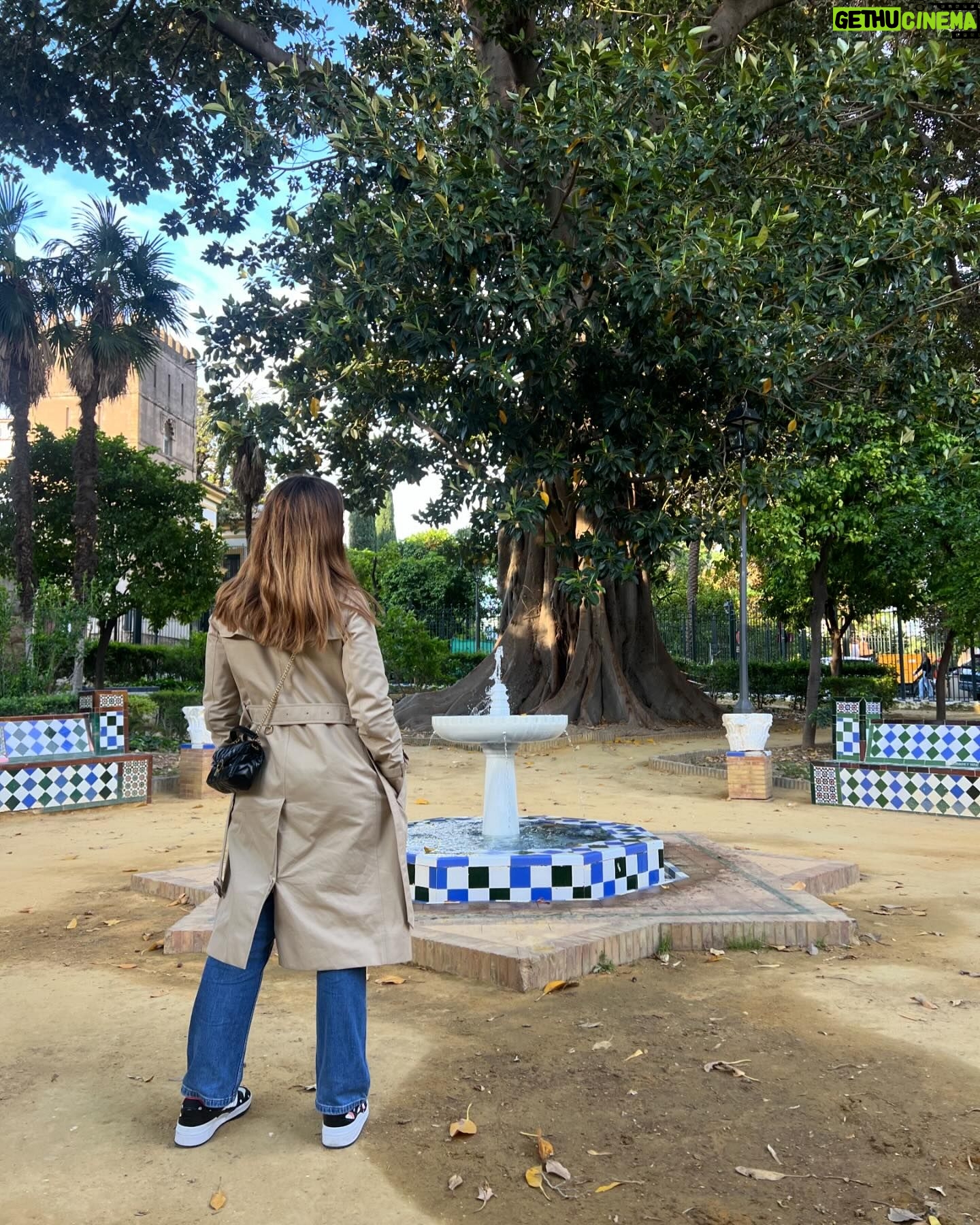 Núria Marín - 8.9K Likes - 24 horas en Sevilla en 7 puntos:
1- Con @nandoescribano reviviendo el espíritu mariposa que es único, irrepetible e inimitable.
2- Postureo ante la Giralda.
3- Mirando un árbol.
4- Torre del Oro.
5- 🪭🪭🪭
6- Firmando “Soy Afrodita” en La Casa del Libro
7- Encuentro inesperado 🤣
@temasdehoy @planetadelibros