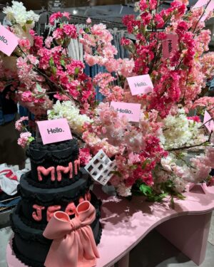 Na Hae-ryung Instagram - @mmmjeans.official  런칭팝업에 다녀왔어요 
🤍 #MMM 🤍너무 예뻐서 다 쓸어담았..🫢
18일까지 현대백화점 압구정본점 B2F 에서 만날수있어요:)