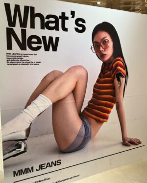 Na Hae-ryung Instagram - @mmmjeans.official  런칭팝업에 다녀왔어요 
🤍 #MMM 🤍너무 예뻐서 다 쓸어담았..🫢
18일까지 현대백화점 압구정본점 B2F 에서 만날수있어요:)