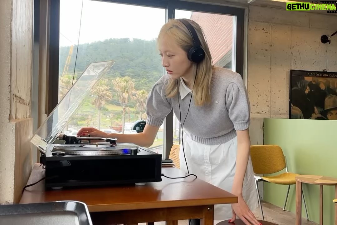 Na Hae-ryung Instagram - @senyoyeyo 선녀투어 하고싶습니다 🤍 제주의 4월은 너무나 예쁘기때문에 하지만 제일 예쁜것은 언니의 미소와 따뜻한 정 🤍