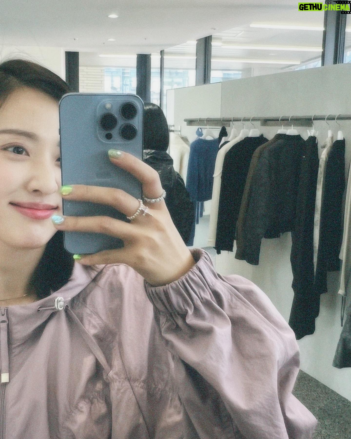 Na Hae-ryung Instagram - 나의 옷장이였음 좋겠다 . 입는순간 멋쟁이 바로 되는거😎 @afterhours.co.kr #23AW