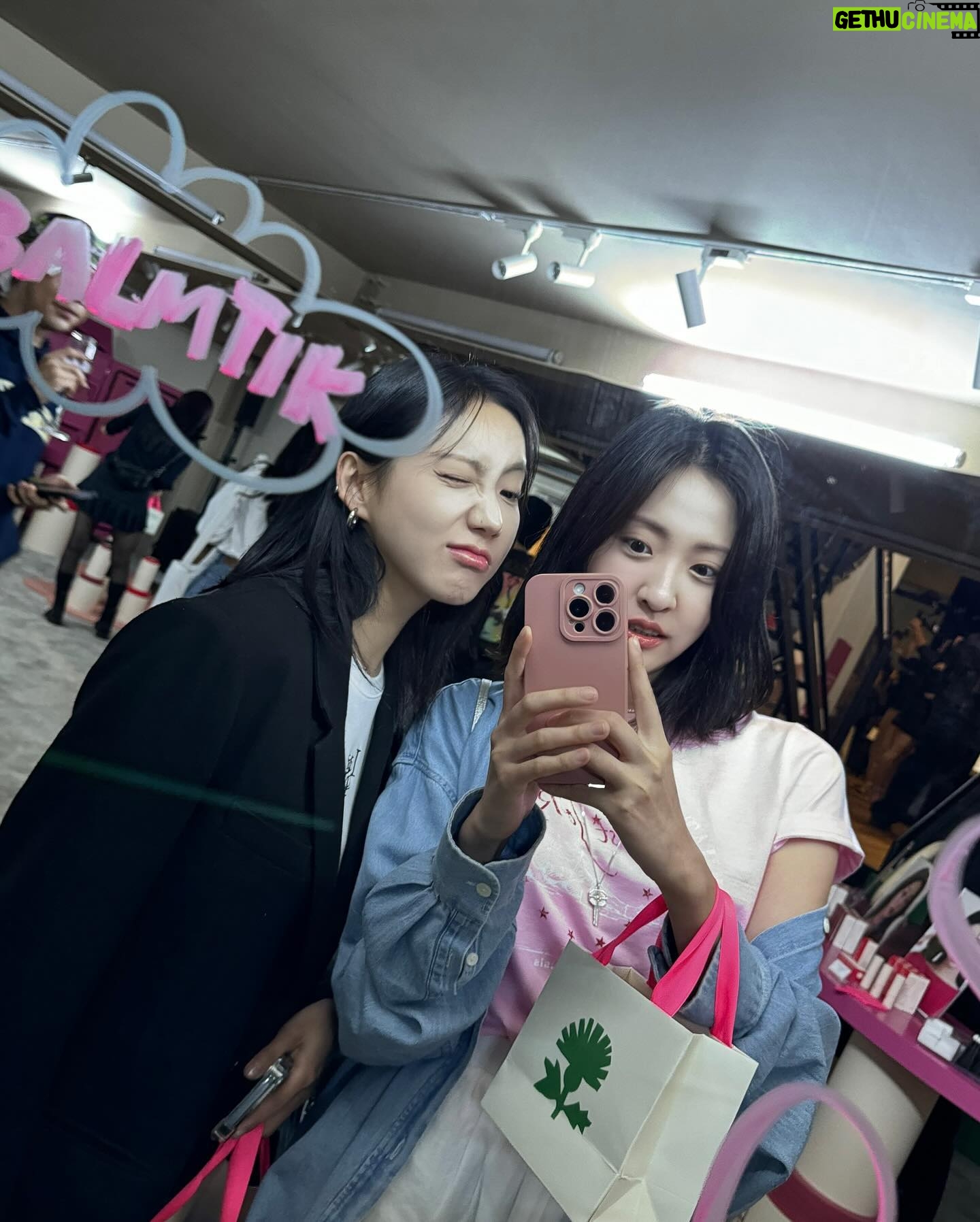 Na Hae-ryung Instagram - @talithakoum_official 🤍립큐어밤틱에 반한시간💄💋