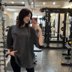 Na Hae-ryung Instagram - @fitdirector_official 운동은 꼭 필요하더군요 앞으로도 열심히 운동하즈아 해령아 💪 스트레칭부터 쇠질 참 맛까지 세심하게 알려주는 @fitdirector__leader 오빠의 티칭 운동 열심히 하겠습니다 이번 여름을 위하여 🏄‍♀️