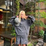 Na Hae-ryung Instagram - 나무의자 앉을땐 가시 조심 👀