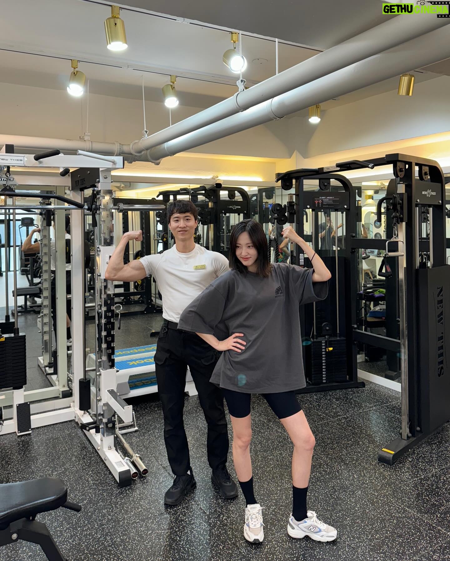 Na Hae-ryung - 1.6K Likes - @fitdirector_official 운동은 꼭 필요하더군요
앞으로도 열심히 운동하즈아 해령아 💪
스트레칭부터 쇠질 참 맛까지 세심하게 알려주는 @fitdirector__leader 오빠의 티칭
운동 열심히 하겠습니다 이번 여름을 위하여 🏄♀️