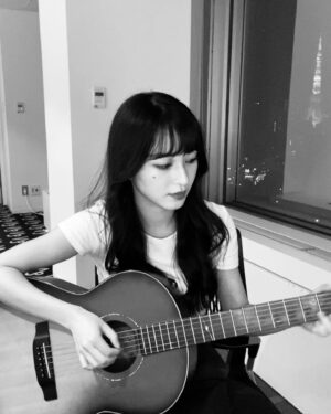 NaHo Instagram - 2021年も、皆さんありがとうございました！✨
今年はドラマ撮影、セカンドアルバムリリース、MV6作連続リリース、中国駐大阪領事館イベントなど、様々な経験をさせていただきました。　
貴重な経験が出来たことが、私にとって2021年で得た宝物です。
.
また今年は大学を卒業し、中国と日本で活動するアーティストとして、責任感をより持つようになった一年でもありました。
コロナ禍で思うように動けない時も、「日本でできることを」と一生懸命支えて下さったスタッフの皆さん、ずっと応援して下さっているファンの皆さん、本当に本当にありがとうございました！
.
今年感じた幸せ、楽しさ、辛さ、苦しさ、全て自分の糧にして、2022年は更にパワーアップできるよう、中国と日本の架け橋になれるよう、活動頑張ります！🌈
.
皆さん、良いお年を〜🐮
.
#NaHo #qisui #youthwithyou #secondcultureinc #穗月有你 #七穂 #七穗 #青春有你 #青春有你2 #麦穗们 #2021 #2022