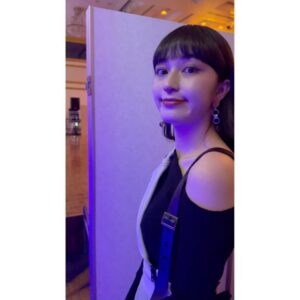 NaHo Instagram - 大阪中国映画週間にて、「昴」を中国語と日本語で歌唱させていただきました！
.
今回のイベントで出会った多くの方々が、「昴」に対して思い出があるとおっしゃっていました。
実は私の父も、中国留学をしていた頃から「昴」を中国語日本語で歌っていたそうで、
私がこうした場で歌えることにとても意味を感じています。
.
そしてレセプションパーティーでは、私の中国での体験談を少しお話しさせていただきました🫣🫧
このような貴重な機会をいただけて本当にありがたい限りです。
.
歌も映画も、言葉、世代、国境をも超えるものだと私は信じています。
これからもそんな素敵な作品に出会えることを、一音楽•映画ファンとして心より楽しみにしています✨
.
写真は大阪のオフショットです📸
.
#大阪中国映画週間 #昴 #日中国交正常化#七穂 #七穗 #青春有你2 #NaHo #qisui #youthwithyou #secondcultureinc