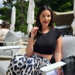 Nadège Lacroix Instagram – Une superbe après midi au @palace_de_menthon 😍

Le soleil ☀️, de grandes discussions et une deuxième chance. 🍀🍀🍀

Bien sûr que j ai peur d avoir encore une fois le cœur 💔 brisé. Bien sûr que j ai peur d être encore déçue ! 

Et pourtant je n y arrive pas ! Je n arrive pas à passer à autre chose pour le moment. Je n arrive pas à me passer de lui ! 🙈♥️🥰

Une chance mais pas 2 !!!! C est sur par contre que c est à saisir maintenant et qu au moindre doute tout sera fini et pour de bon cette fois ! 🙃

Merci à tous pour vos messages durant ces semaines si dures 🙈🥲😓

#lifestyle #couple #deuxiemechance #lamour #love #palace #afternoon #beachclub #fareniente #annecy #menthon #lac #sun